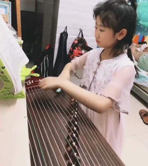 家里有两台古筝，闲置一台 感兴趣的话点“我...