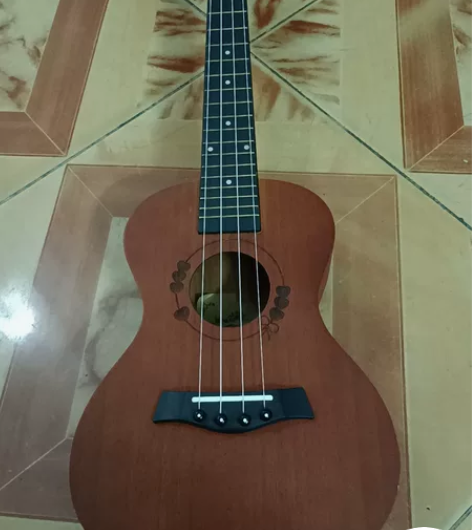 尤克里里 买来不会玩，喜欢可以拍下 赠送琴...