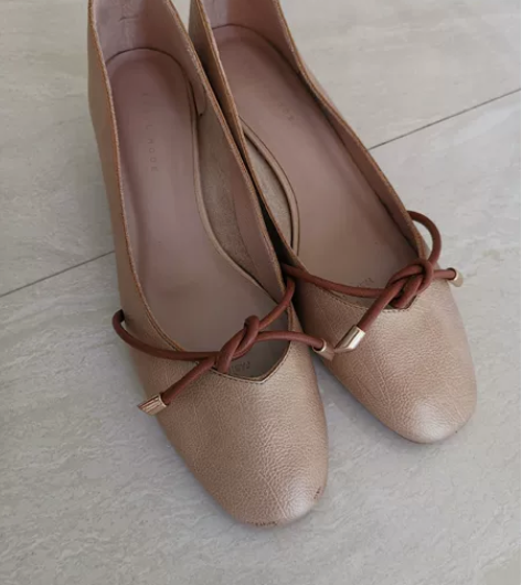 依思Q单鞋38码，8成新鞋头轻微划痕，闲置...