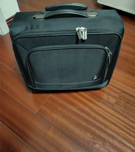 宝马行李箱，登机箱，20寸。 感兴趣的话点...