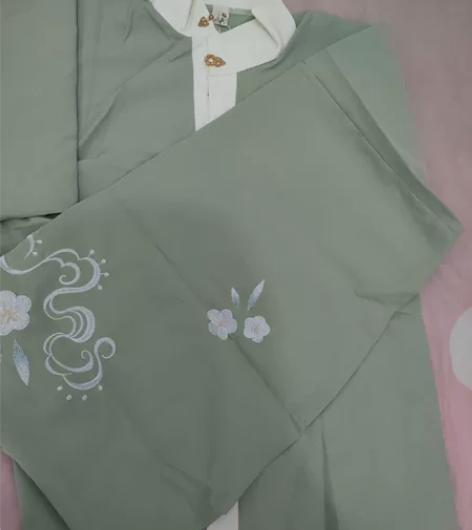 出汉服，清衣柜出，劲合汉服家的，一件绿色刺...