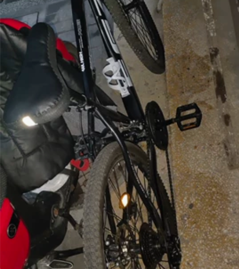 26寸，胎毛都还在，脚架塑料掉了，其他一切...