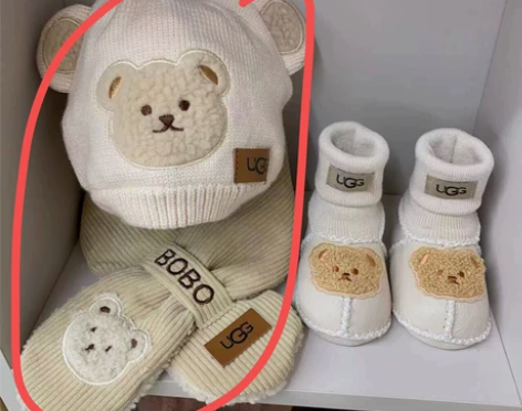 全新未拆包装，针织帽加子围巾，柔软。UGG...