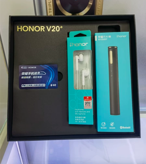 荣耀礼盒~柔光自拍杆+3.5耳机线 感兴趣...