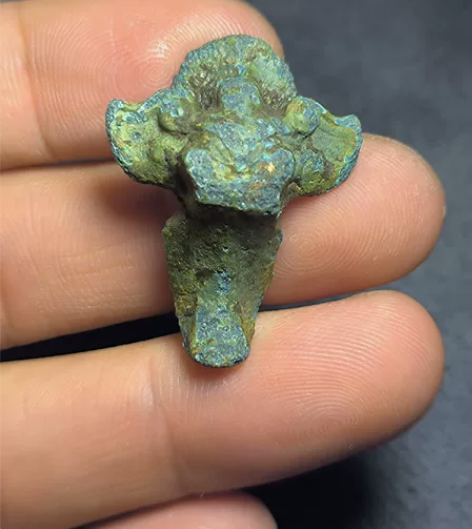 战汉时期大象带钩，品相如图，残存鎏金工艺。...