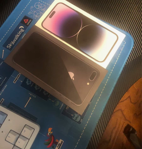 苹果8 plus 国行 64g 深空灰 刚...