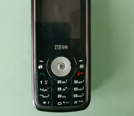 闲置中兴手机一部，不能使用可做收藏有兴趣的...