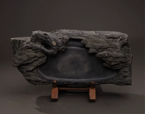 旧藏梅花坑端砚“益寿延年” 藏品琢制精良，...