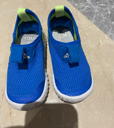 阿迪童鞋 正品 新旧如图23码 很新 只穿...