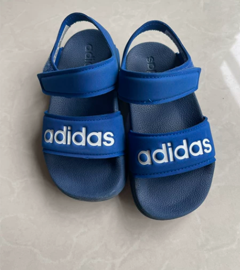 阿迪童鞋，大概八成新，很轻 感兴趣的话点“...