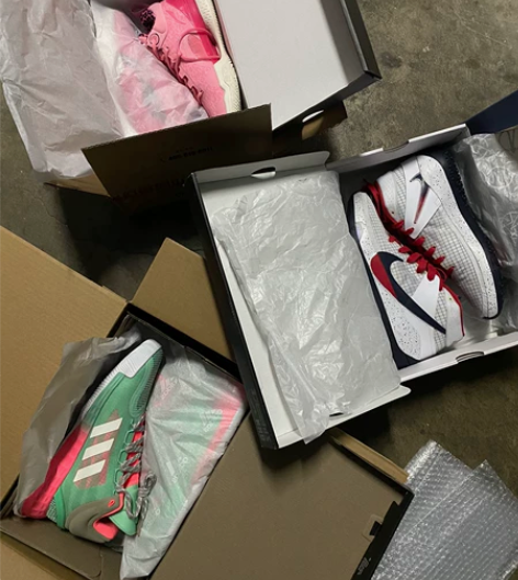 卖三双鞋，可单出，李宁42，剩下来的都是4...