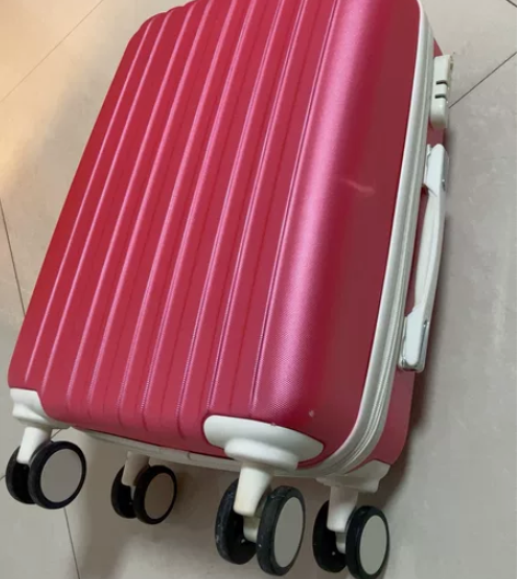 行李箱,全新未使用,轻微碰撞痕迹 感兴趣的...