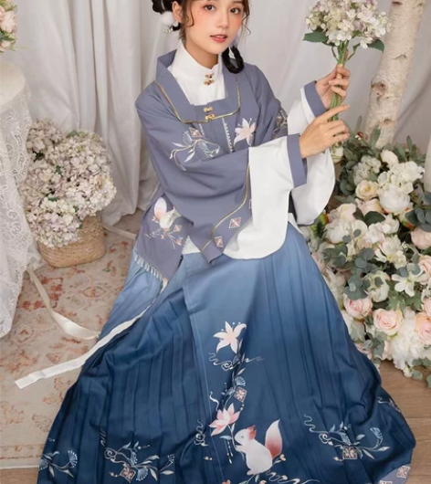 清梳汉服s码     淘宝店铺购买 全新未...