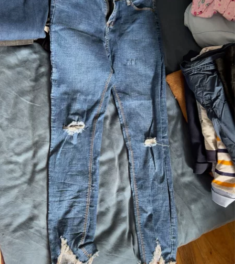 低腰破洞牛仔裤 邮费自理不退不换轻微穿着痕...