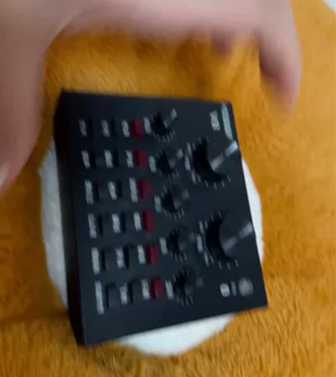 V8玩具声卡，配备线，送一副监听耳机。 感...