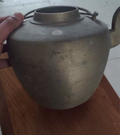 清末民国的茶馆的铜茶壶，无漏无裂，有明显使...