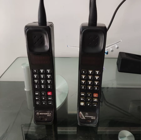 摩托罗拉旧手机2部 收藏品  看好在拍不退...