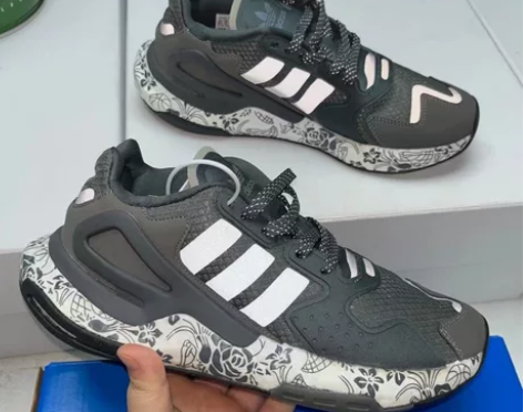 【清仓特价】阿迪夜行者 碳黑跑鞋  鱼鳞真...