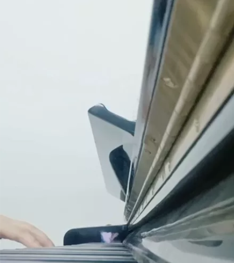 出一台二手HROUGEL钢琴，用来做教学琴...