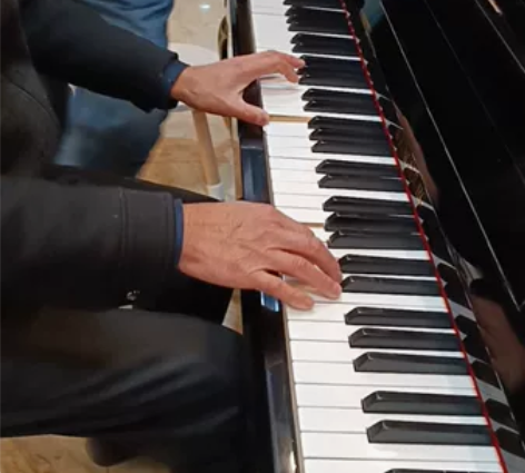 钢琴，品牌：金斯波格 ，闲置。长146宽5...