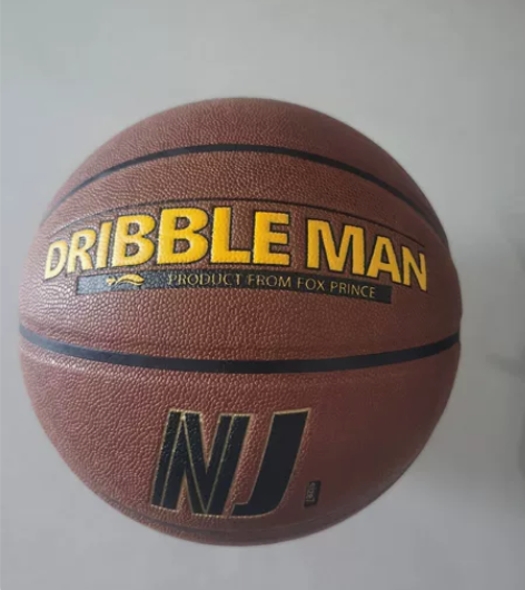 全新篮球，买回来后只是打气了一次，一直没玩...