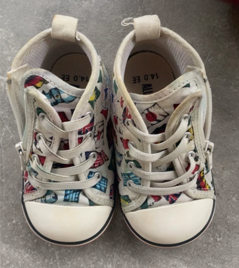 匡威日版 14cm 也是有晒黄了痕迹 已经...