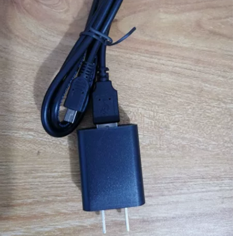 手机充电器，和充电线，两种不同的充电头。全...