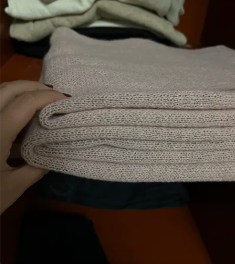 围巾很大，朋友送的。一次没围过，30元包邮...