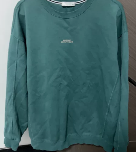 男士卫衣不加绒正常厚度。颜色老公穿着不好看...