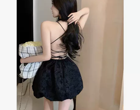 性感露背蓬蓬辣妹吊带连衣裙短裙子收腰黑色花...