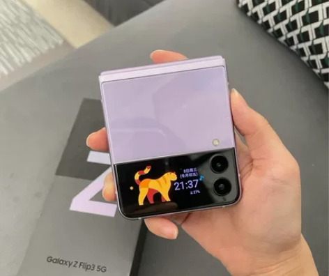 出三星折叠手机 Zflip3，颜值天花板，...