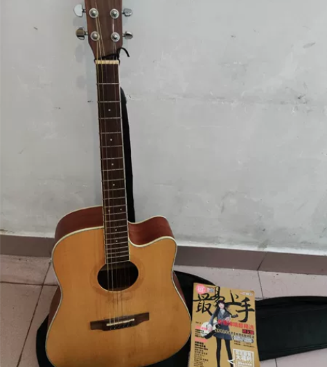 旧吉他 送一本吉他书还有变调夹 换过琴弦 ...