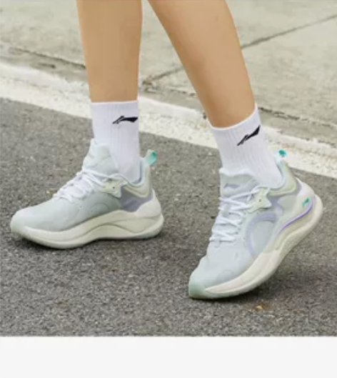 李宁新款女鞋，买小了，全新，试穿过几次，鞋...