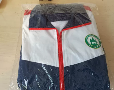海达行知校服一套，型号175。买大了。退货...