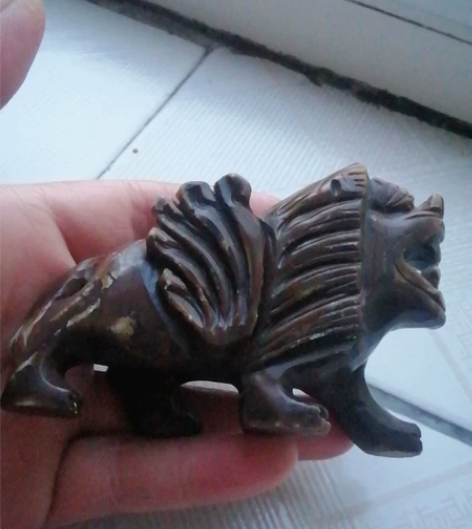 闲置石狮子，据体年代不祥，有明显使用痕迹无...