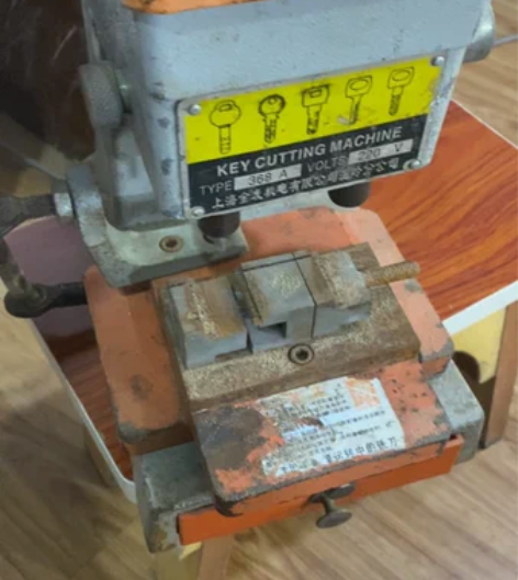 旧的配钥匙机可以改装小台钻，成色不太好，功...