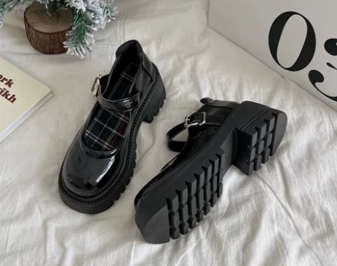 【黑色玛丽珍鞋】 现在人在学校  大概12...