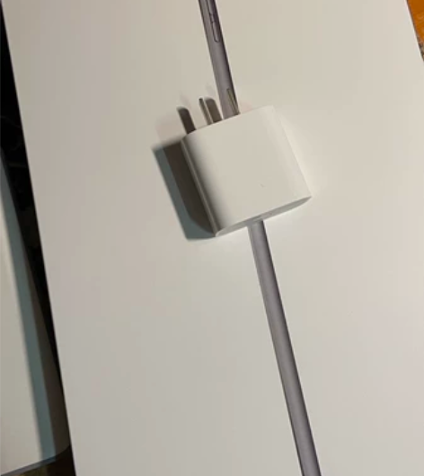 买ipad送的原装充电器，20W的PD快充...