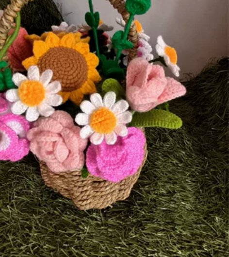 手工钩织花篮 可根据个人需要配置花朵，一朵...