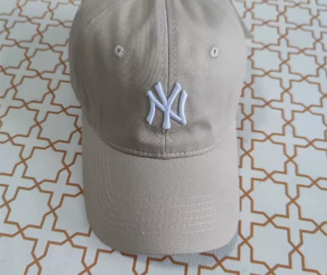 朋友出去玩买来送我的MLB棒球帽，浅米色很...