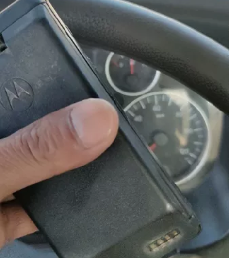 摩托罗拉手机，型号不知道，后盖我打不开，废...