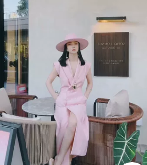 定了好久的西装长裙，全新 感兴趣的话点“我...