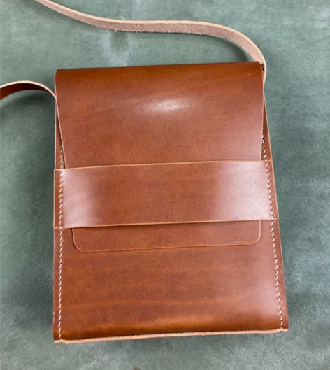 斜挎包，进口植鞣革，纯手工制作。 尺寸17...