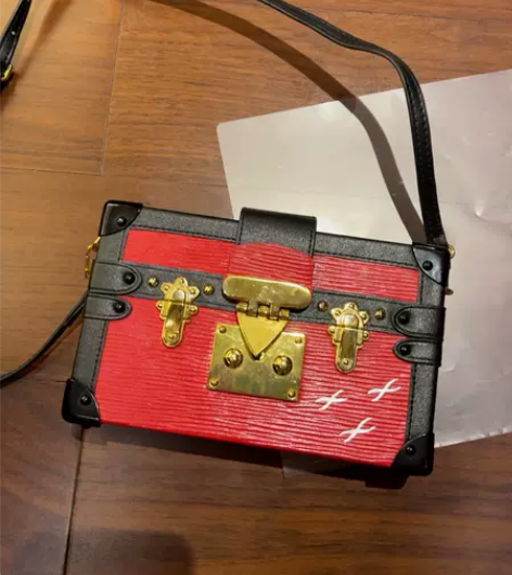 大牌同款盒子包斜挎包全新包包 感兴趣的话点...