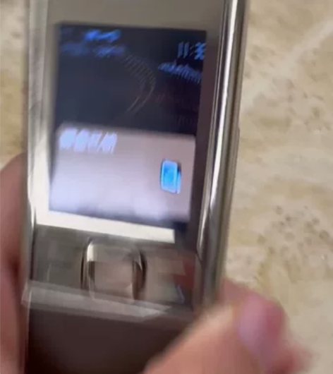 诺基亚8800s黄金版,以前用的。 感兴趣...