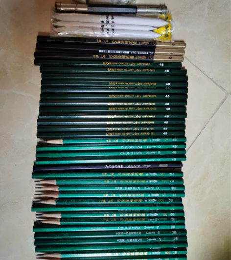 闲置出素描铅笔 三十多支，其中4B最多，有...