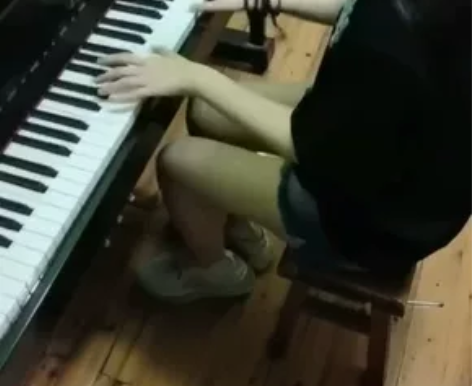 珠江钢琴85新 买来基本没弹 可小刀 点我...