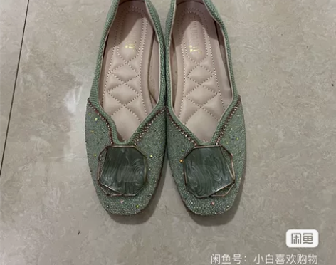 女士37码精美单鞋，成色如图特价出 感兴趣...
