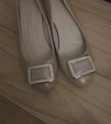 戈美其中跟单皮鞋36码低价转卖在外地旅游时...