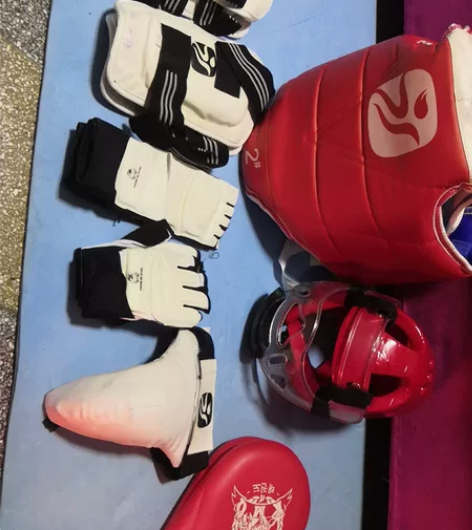 跆拳道护具，适合8岁左右的小朋友，只用过三...